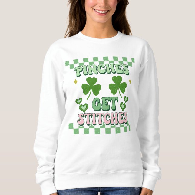 Pinches erhalten Stitches Funny St. Patrick's Day Sweatshirt (Vorderseite)