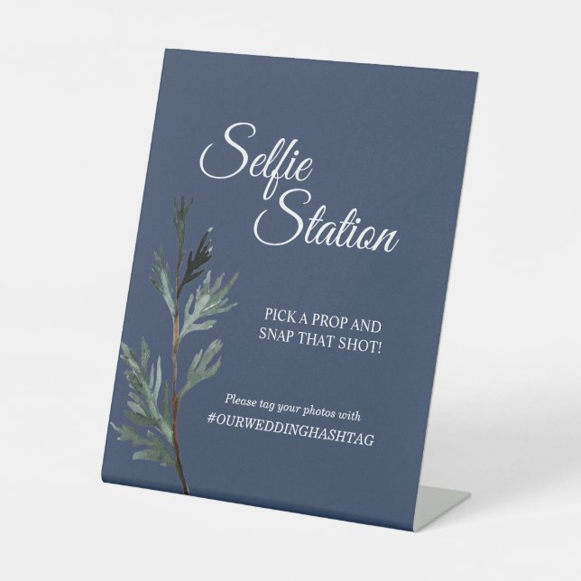 Pine Blue Winter Wedding Selfie Station Sockelschild (Vorderseite)