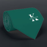Pine Green Eleganmonogramm   Name | einseitig Krawatte<br><div class="desc">Ein eleganter, einseitiger Hals mit einem fett-weißen Monogramm auf tiefgrünem Pine Green Hintergrund. Zusätzlich zu diesem Monogramm befindet sich Ihr Vor- oder Nachname, der in allen Hauptstädte geschrieben ist. Über 40 einzigartige Farben sind sowohl in einseitigen als auch in zweiseitigen Ausführungen erhältlich. Sie können sie durchsuchen, indem Sie auf den...</div>