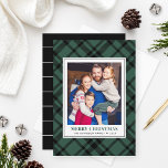 Pine Green Tartan Kariert Frohe Weihnachtszeit Fot Feiertagskarte<br><div class="desc">Karierte Winterfotokarte mit einem beliebten senkrechten Foto, gerahmt von einem klassischen, aber modernen Jäger, grün / pine grün und schwarz schottischen tartan karierten gemusterten Hintergrund. Personalisieren Sie den benutzerdefinierten Text "Frohe Weihnachten" mit Ihrer bevorzugten Formulierung, Familienname und das Jahr. Die Rückseite der Karte wird durch ein koordinierendes Muster schwarz-weißer Streifen...</div>