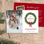 Pine Kreath 3 Foto | Weihnachtsbrief Feiertagskarte<br><div class="desc">Günstige, individuell gestaltete Fotokarten mit einer einfachen Vorlage für die Anpassung. Dieses moderne minimalistische Design besticht durch einen Kranz aus Kiefernästen und Kiefernzapfen mit rotem Bogen auf weißem Hintergrund. Fügen Sie Ihren persönlichen Weihnachtsbrief und weitere Fotos auf der Rückseite hinzu. Verwenden Sie die Designtools, um die Schriftart und Farben anzupassen...</div>