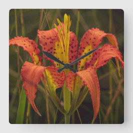 "Pine Lily" Quadratische Wanduhr