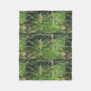 Pine Needles von Kenneth Yoncich Fleecedecke