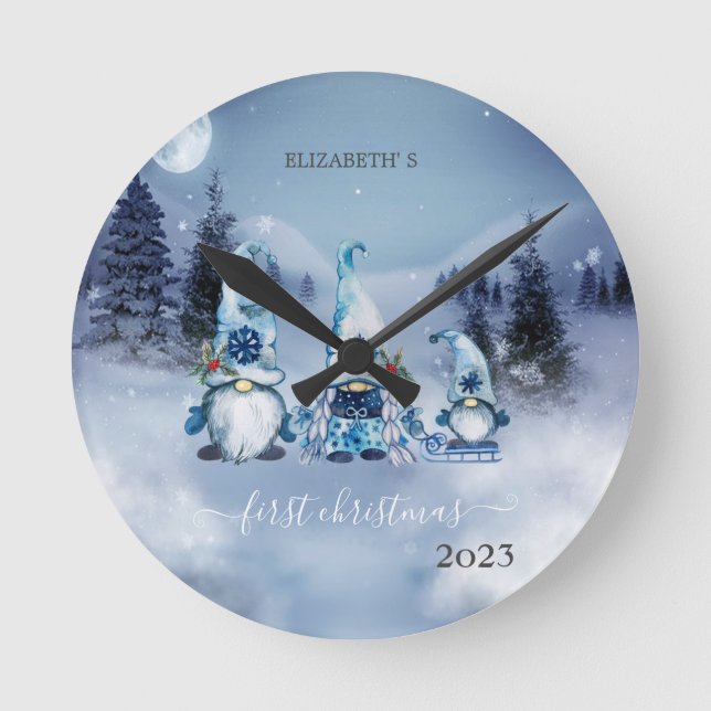 Pine Tree Fores, Blue Gnomes Holiday Runde Wanduhr (Vorderseite)