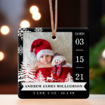 Pine Tree & Snow Baby Birth Stats & Fotos Black Keramikornament<br><div class="desc">Neue Babygeburtstati Foto Weihnachtsschmuck. Das Design besteht aus zwei Fotos, einem Foto auf der Vorderseite und einem auf der Rückseite. Zeigen Sie das Foto Ihres neuen Babys an. Das Geburtsdatum wird an der Seite angezeigt und der Name des Babys und die Geburtsdaten befinden sich unten. Am Ende des Fotos wird...</div>