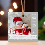 Pine Tree & Snow Baby Geburtsstaten & Fotos Grau Keramikornament<br><div class="desc">Neue Babygeburtstati Foto Weihnachtsschmuck. Das Design besteht aus zwei Fotos, einem Foto auf der Vorderseite und einem auf der Rückseite. Zeigen Sie das Foto Ihres neuen Babys an. Das Geburtsdatum wird an der Seite angezeigt und der Name des Babys und die Geburtsdaten befinden sich unten. Am Ende des Fotos wird...</div>
