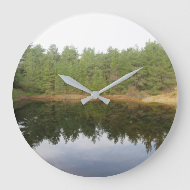 Pine Treflection Lake Große Wanduhr (Vorderseite)