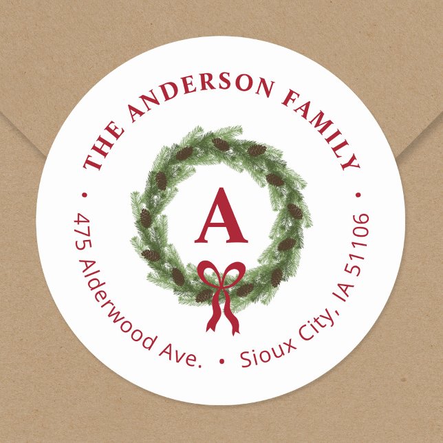 Pine Wreath Monogram Holiday Rücksendeadresse Runder Aufkleber (Von Creator hochgeladen)