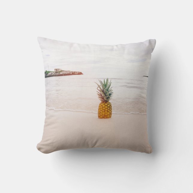 Pineapple on sand near beach kissen (Vorderseite)