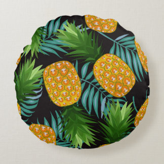 Pineapple seamless pattern with palm leaves on bla rundes kissen