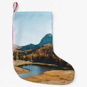 PINENBÄUME IN DER NÄHE DES SEES KLEINER WEIHNACHTSSTRUMPF