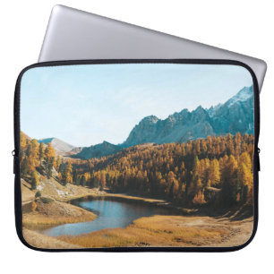 PINENBÄUME IN DER NÄHE DES SEES LAPTOPSCHUTZHÜLLE