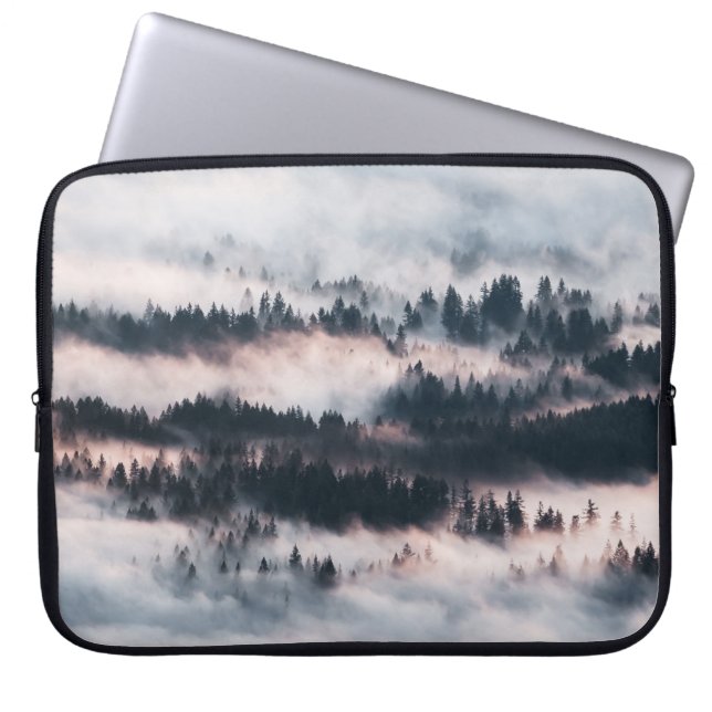 PINENBÄUME MIT SCHNEE LAPTOPSCHUTZHÜLLE (Vorderseite)