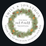 Pines Citrus Names Christmas Danke Runder Aufkleber<br><div class="desc">Pines citrus Wreath Namen Weihnachtsaufenthalt Vielen Dank. Feierliche Schwestern für Ihre Weihnachtsfeier danken Ihnen favors. Der neue Mr. und Mrs. Und Ihr verheirateter Name ist im Zentrum eines üppigen Laubkranzes, der mit Kiefern und Orangenzitrusschnitzeln verziert ist. Ihre Vornamen sind oben gekrümmt und Ihr Dankeschön unten gebogen. Der gesamte Text kann...</div>