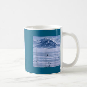 Pinguin allein geht auf einen Berg Illustration Kaffeetasse