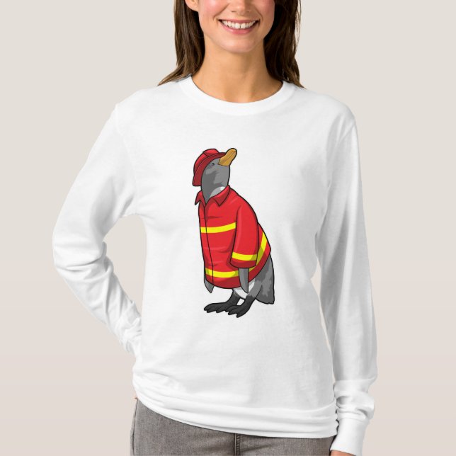 Pinguin als Feuerwehrmann mit Helmet T-Shirt (Vorderseite)