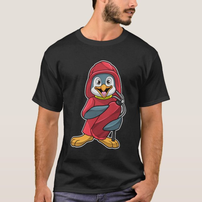 Pinguin als Feuerwehrmann mit Löschgerät T-Shirt (Vorderseite)