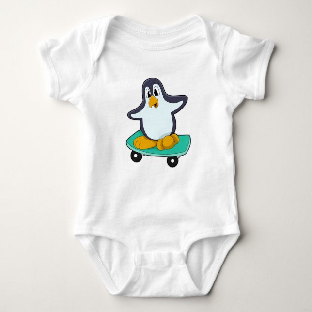 Pinguin als Skater auf Skateboard Baby Strampler (Vorderseite)