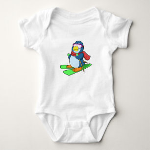 Pinguin als Skier mit Ski Scarf & Sonnenbrille Baby Strampler