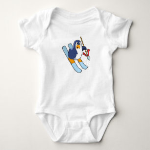 Pinguin als Skifahrer mit Ski Baby Strampler