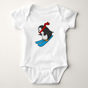 Pinguin als Skifahrer mit Ski Baby Strampler