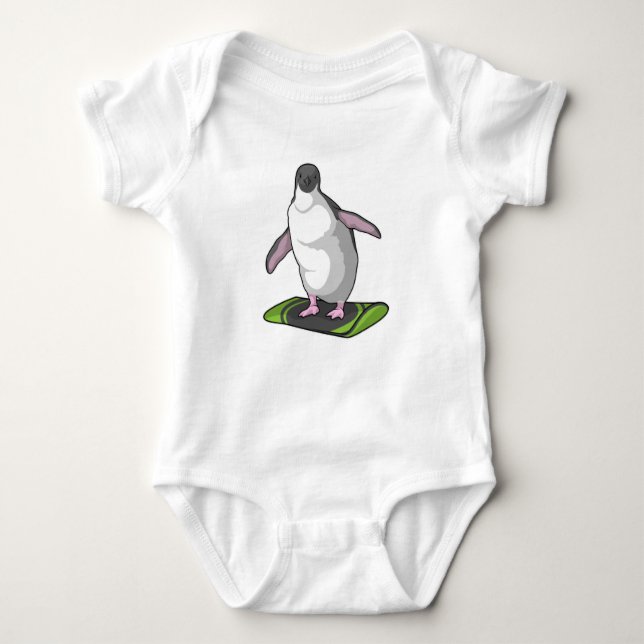 Pinguin als Snowboarder mit Snowboard Baby Strampler (Vorderseite)