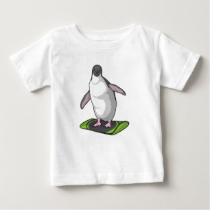 Pinguin als Snowboarder mit Snowboard Baby T-shirt