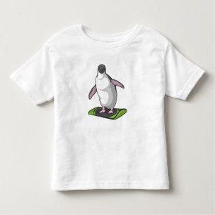 Pinguin als Snowboarder mit Snowboard Kleinkind T-shirt