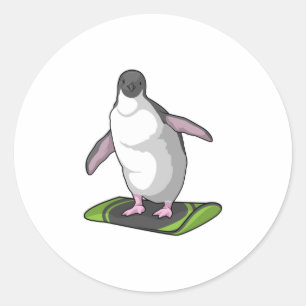 Pinguin als Snowboarder mit Snowboard Runder Aufkleber