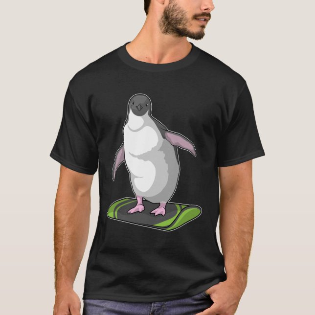 Pinguin als Snowboarder mit Snowboard T-Shirt (Vorderseite)