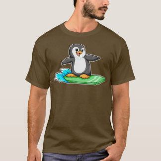 Pinguin als Surfer mit Surfbrett 2 T-Shirt