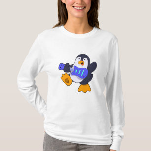 Pinguin bei Musik mit Gitarre T-Shirt