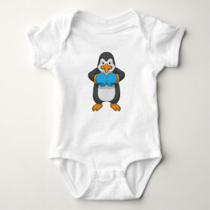 Pinguin beim Boxen mit Boxhandschuhen Baby Strampler
