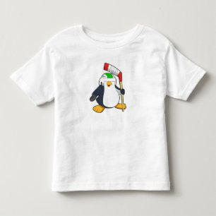 Pinguin beim Eishockey mit Eishockeyschläger Kleinkind T-shirt