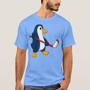 Pinguin beim Eishockey mit Eishockeystick 2 T-Shirt