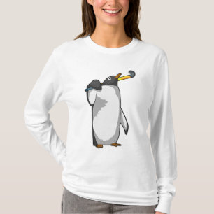 Pinguin beim Hockey mit Hockeyschläger T-Shirt