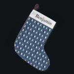 Pinguin Bird Blue Antarktis Animal Winter Name Kleiner Weihnachtsstrumpf<br><div class="desc">Wiederholtes Muster von schwarz-weißen Pinguinvögeln auf blauem Hintergrund. Personalisieren Sie mit Ihrem Namen ganz oben.</div>
