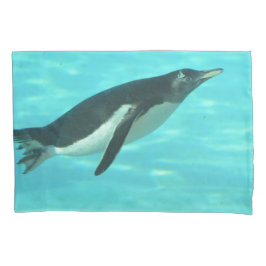 Pinguin, der Underwater schwimmt Kissenbezug