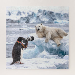 Pinguin fotografiert einen posierenden Eisbären Puzzle