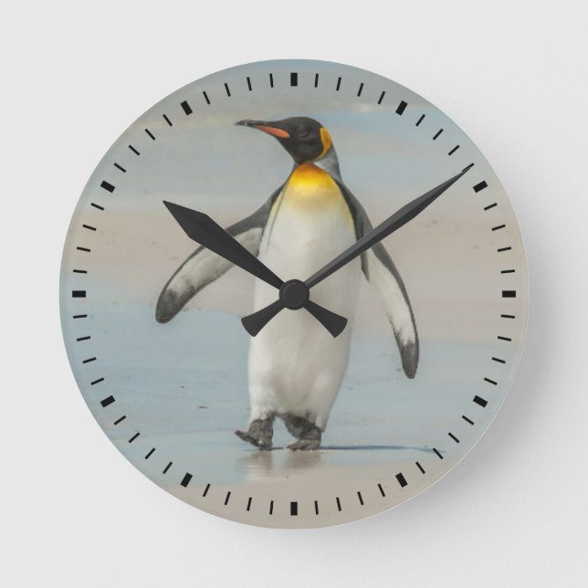 Pinguin geht am Strand Runde Wanduhr (Vorderseite)