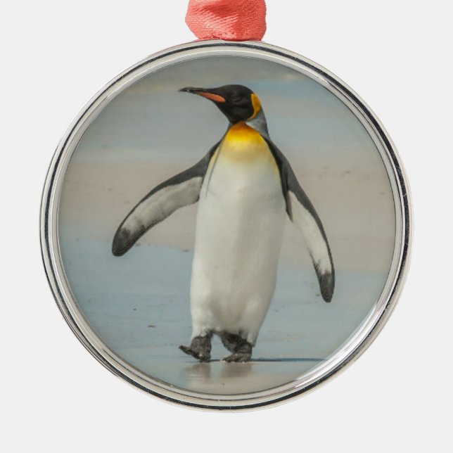 Pinguin geht am Strand Silbernes Ornament (Vorne)