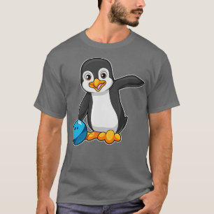 Pinguin im Bowling mit Bowlingball 2 T-Shirt