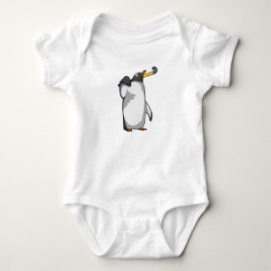 Pinguin im Hockey mit Hockeystick Baby Strampler