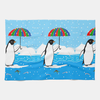 Pinguin im Schnee auf Geschirrtuch