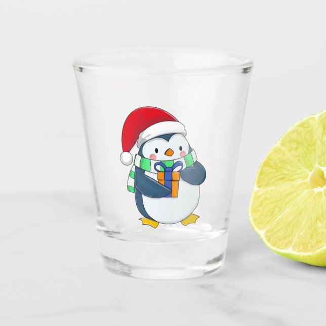 Pinguin in einem Weihnachtshut mit Geschenk Schnapsglas (Vorderseite)