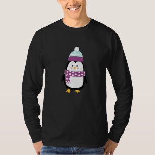 Pinguin in gemütlichen Winterkleiden T-Shirt