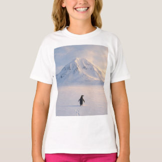 Pinguin in Schneebebirg T-Shirt