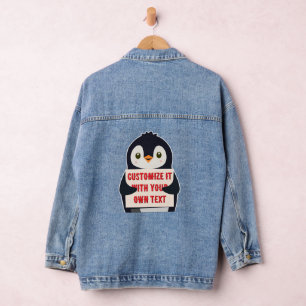 Pinguin-Maskottchen hält ein Schild für benutzerde Jeansjacke