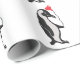 Pinguin mit dem Musterpapier "Herzballon" Geschenkpapier (Rolleneckpunkt)