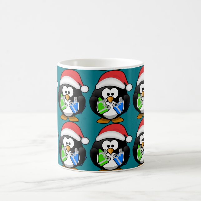 Pinguin mit Geschenken Kaffeetasse (Mittel)